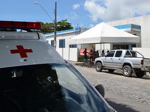 Ambulância na porta da agência do INSS  (Foto: Tássio Andrade/G1)
