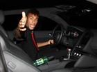 Neymar se irrita com paparazzo ao deixar festa de Thiaguinho