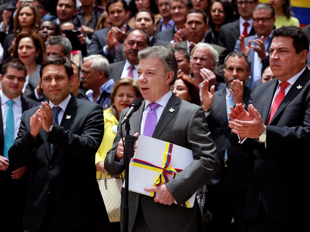 O presidente colombiano Juan Manuel Santos declara o cessar-fogo definitivo com as Farc em Bogotá, na Colômbia, nesta quinta-feira (25) (Foto: John Vizcaino/Reuters)
