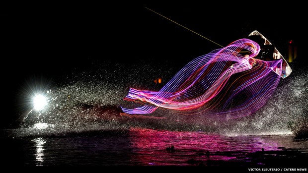 Wakeboard noturno em fortaleza (Foto: Victor Eleuterio/Caters News) Wakeboard noturno em fortaleza (Foto: Victor Eleuterio/Caters News)