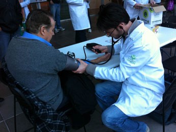 Entre as ações, médicos verificam pressão de pessoas no saguão do Hospital de Clínicas (Foto: Camila Martins/RBS TV)