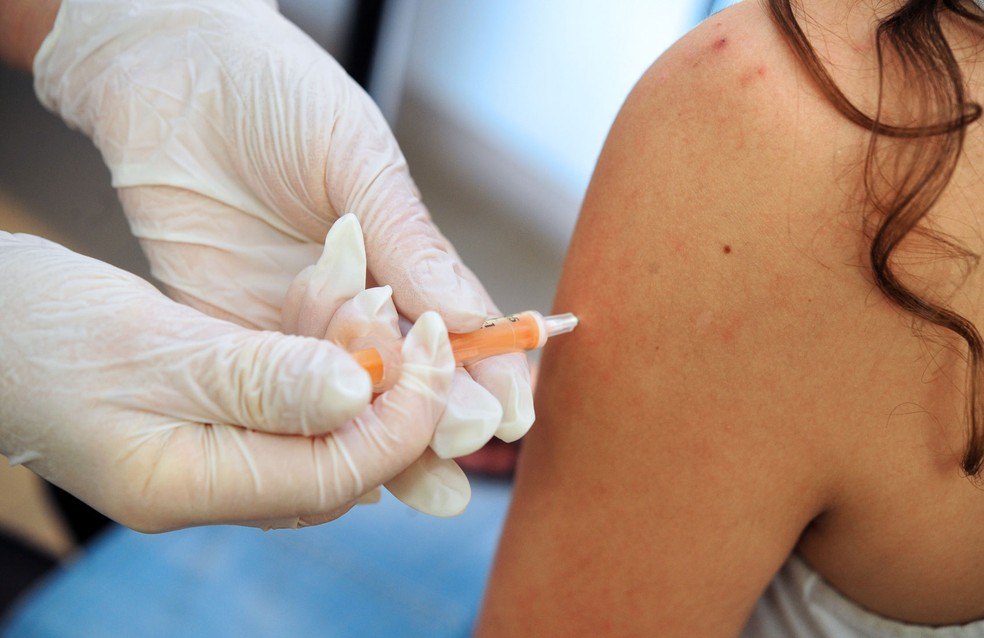   Nova resolução em análise deve permitir a aplicação de vacinas em farmácias  (Foto: Fred TANNEAU / AFP)