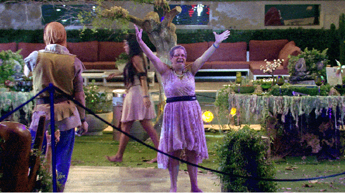Geralda dança na festa elfos (Foto: TV Globo)
