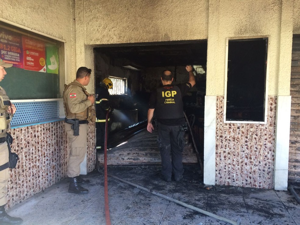 IGP, bombeiros e polícia trabalharam nos escombros do hotel incendiado em Braço do Norte. (Foto: Alexandre Frazão/Stylo FM)