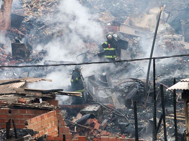 Bombeiros combatem chamas após incêndio em favela na Zona Sul (Foto: Reginaldo Castro/Estadão Conteúdo)