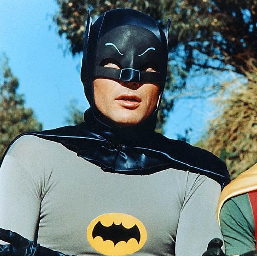 Adam West fico conhecido por interpretar Batman nas telinhas (Foto: Reprodução)