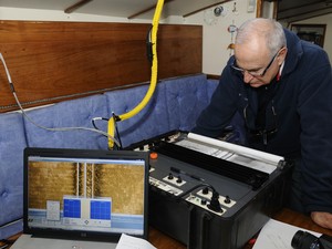 Vilfredo Schurmann com os equipamentos e sonar dentro do Aysso (Foto: Divulgação/Schurmann)
