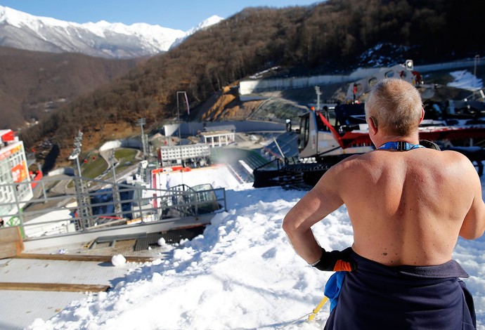 Blasnik, da Eslovênia  trabalha na montanha de neve de sochi (Foto: Agência Reuters)