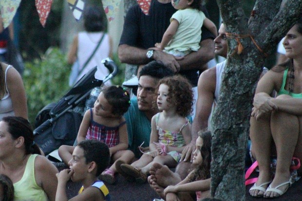 Mateus Solano e a filha Flora assistem teatro infantil na Lagoa Rodrigo de Freitas (Foto: JC pereira/Agnews)