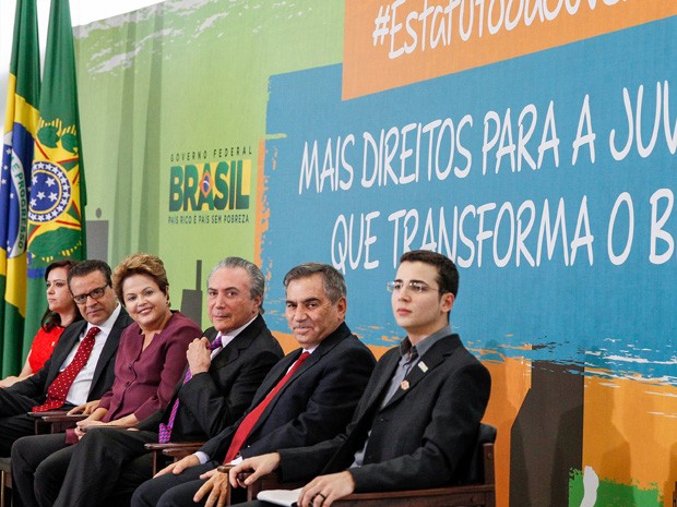 Ao lado do presidente da Câmara, Henrique Alves (PMDB-RN), o vice-presidente da República, Michel Temer , e o ministro da Secretaria-Geral da Presidência, Gilberto Carvalho, Dilma participa de cerimônia para sancionar Estatuto da Juventude (Foto: Roberto Stuckert Filho/PR)