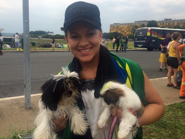 Tainá de Fátima da Silva  levou os dois cachorros da raça shitszu para protestar contra a presidente Dilma (Foto: Jéssica Nascimento/G1 )