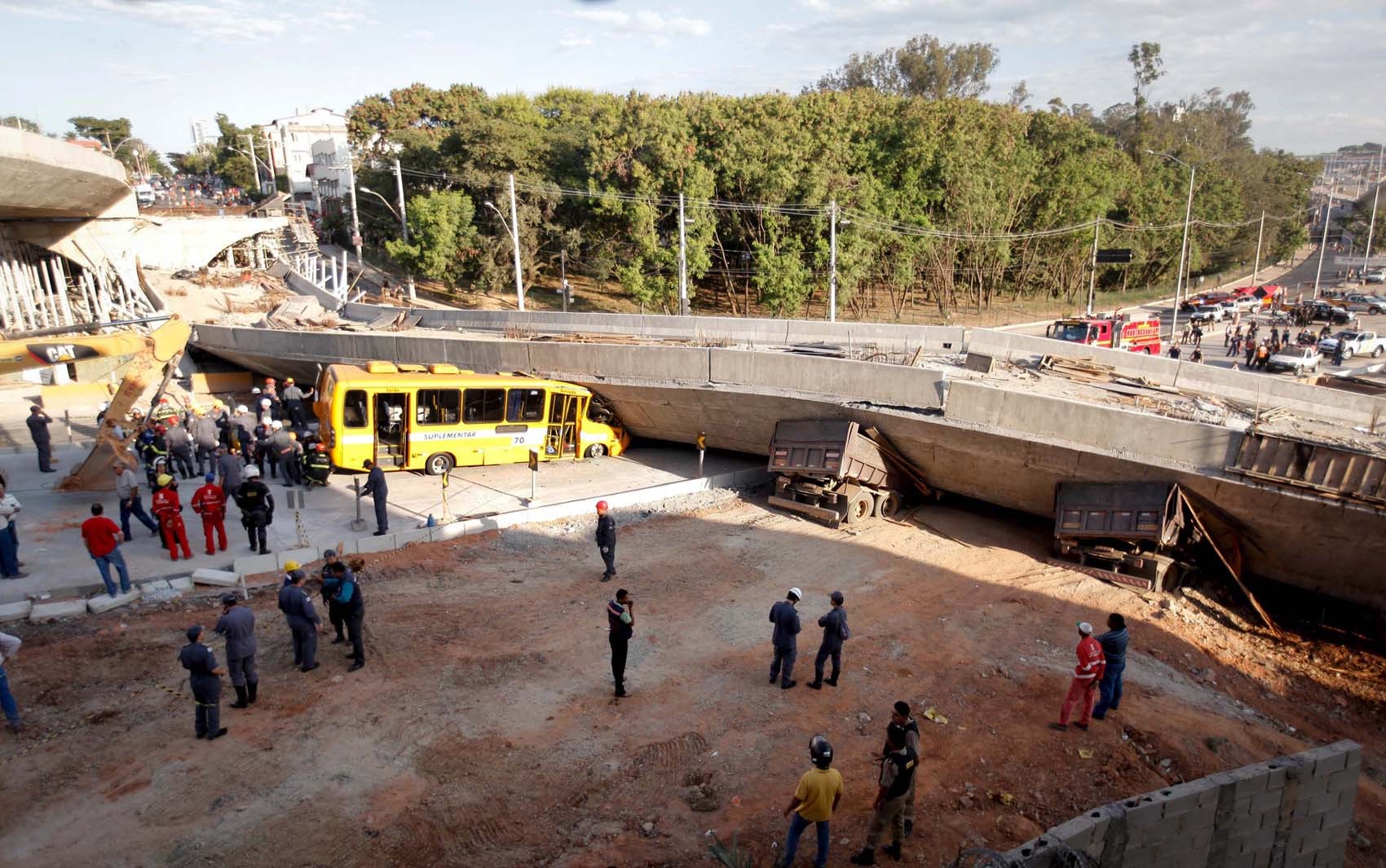 Viaduto em obras desaba na Avenida Pedro I, próximo à Lagoa do Nado, região da Pampulha, em Belo Horizonte (MG) (Foto: Lincon Zarbietti/O Tempo/Futura Press)