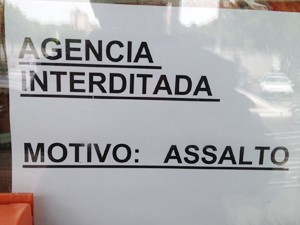 Funcionários do banco colaram um aviso na entrada do banco informando que os serviços estavam interdidatos por conta do assalto (Foto: Walter Paparazzo/G1)