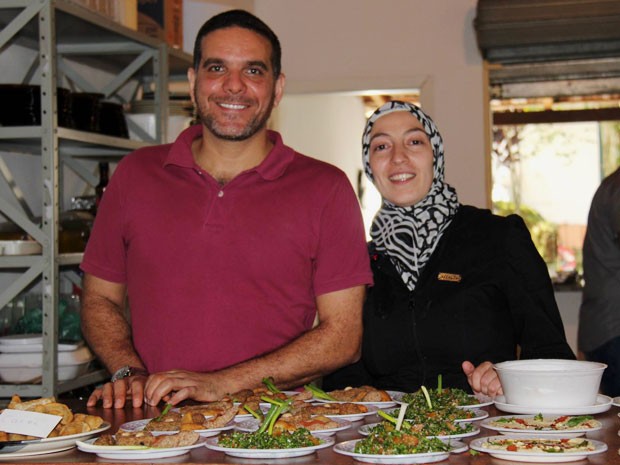 Os sírios Talal Al Tinawi e sua mulher, Ghazal, fazem comida para vender em SP (Foto: Talal Al Tinawi/Arquivo pessoal)