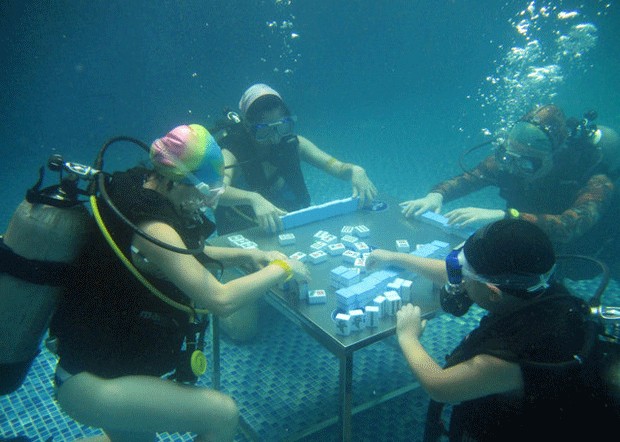Chineses encaram calor com jogo de tabuleiro subaquático (Foto: Reuters/Stringer)