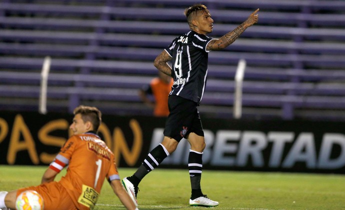 Guerrero, gol Corinthians x Danubio (Foto: Reuters)