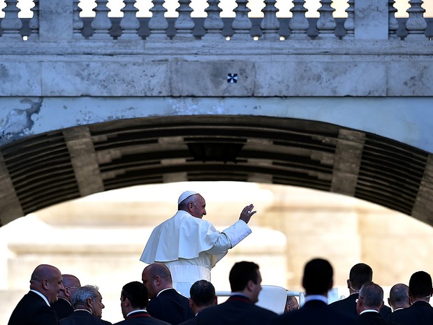 Papa Francisco acena para fiéis ao passar por arco na praça de São Pedro, no Vaticano (Foto: Alberto Pizzoli/AFP)