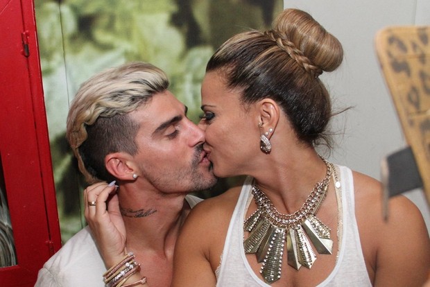 Radamés e Viviane trocam beijos no Salgueiro (Foto: Anderson Borde/ Ag.News)