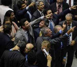 Parlamentares das bancadas do RJ e ES se exaltaram durante a sessão que derrubou os vetos de Dilma à lei que distribui os royalties do petróleo (Foto: Fabio Pozzebom / Abr) Parlamentares das bancadas do RJ e ES se exaltaram durante a sessão que derrubou os vetos de Dilma à lei que distribui os royalties do petróleo (Foto: Fabio Pozzebom / Abr)