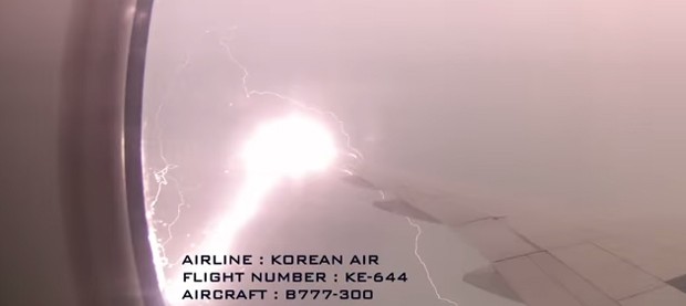Raio atinge em cheio asa de avião (Foto: Reprodução YouTube)