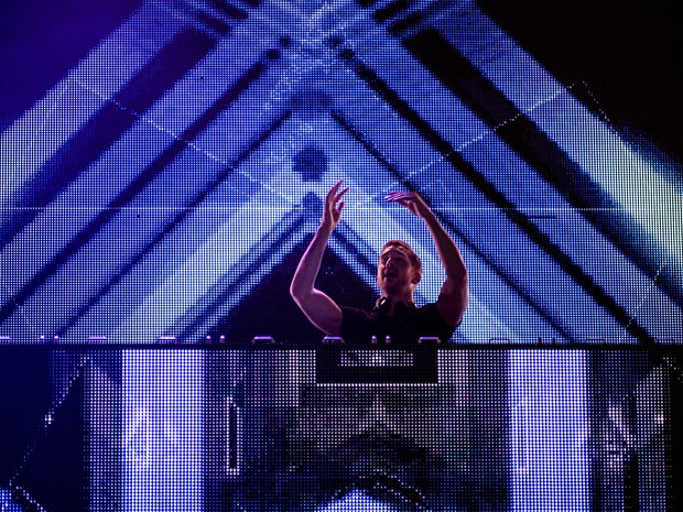 O escocês Calvin Harris apresenta suas músicas no palco Onix (Foto: Marcelo Brandt/G1) O escocês Calvin Harris apresenta suas músicas no palco Onix (Foto: Marcelo Brandt/G1)