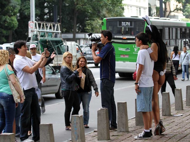 Ego Modelo Se Veste De Coelhinha Sexy E Chama Atenção Em Rua De São Paulo Notícias De Famosos