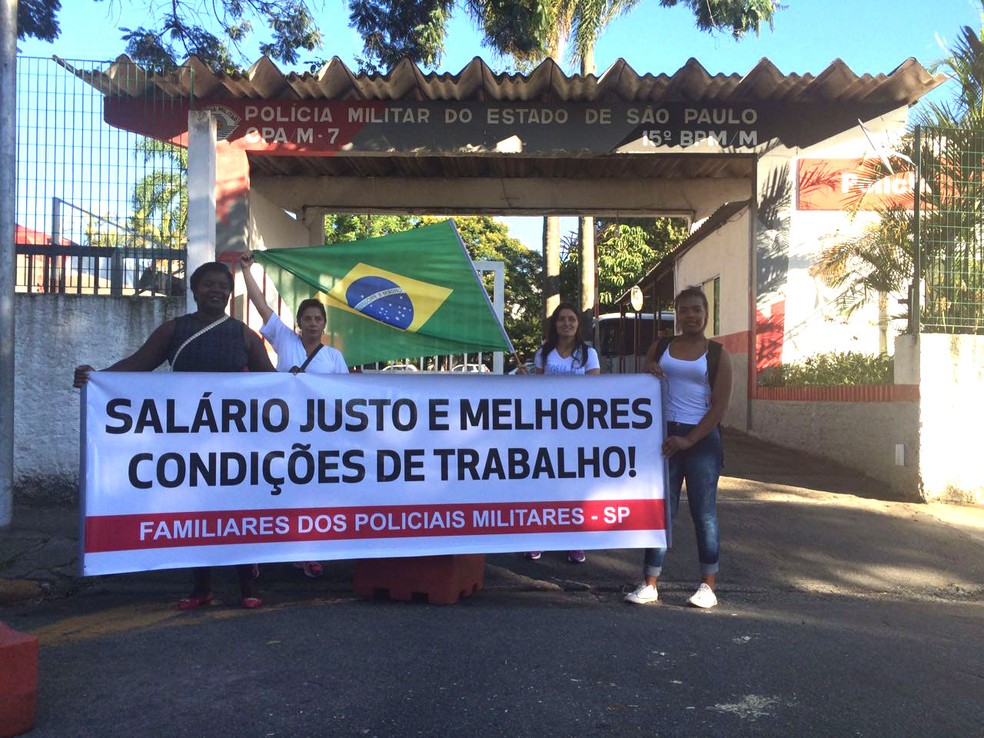 Mulheres de policiais fizeram ato em frente a batalhão da PM em Guarulhos (Foto: Kleber Tomaz/G1)