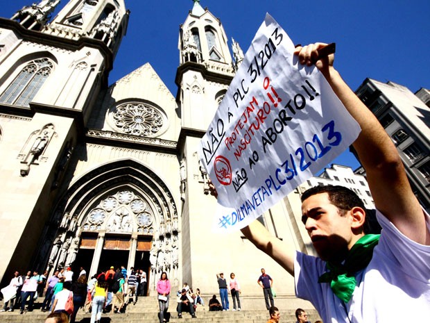 Cristãos católicos reúnem-se neste sábado (13) na Praça da Sé, no centro de São Paulo, em uma manifestação para pressionar a presidente Dilma Rousseff (PT) para que vete o PLC 03/2013 , que autorizaria o aborto no Brasil. (Foto: Aloisio Mauricio/Estadão Conteúdo )