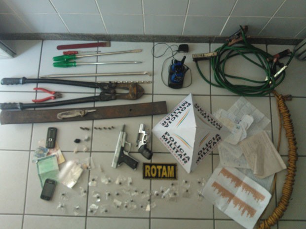 Material apreendido na casa do suspeito, nesta terça-feira (17). (Foto: Divulgação/Polícia Militar)