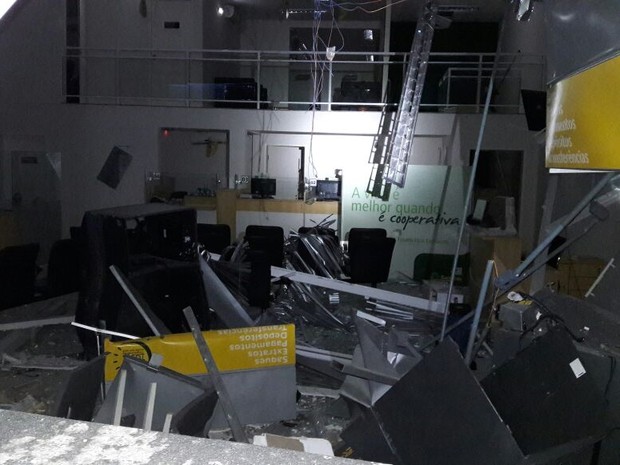 Banco em Ventania ficou completamente destruído (Foto: Divulgação)