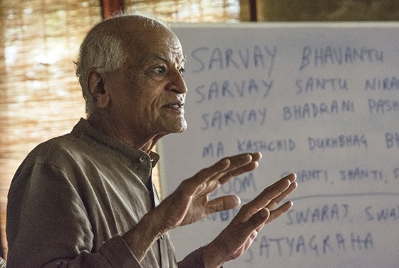 Satish Kumar dá aula sobre os pensamentos de Ghandi na fazenda Navdanya, no norte da Índia (Foto: © Haroldo Castro/ÉPOCA)