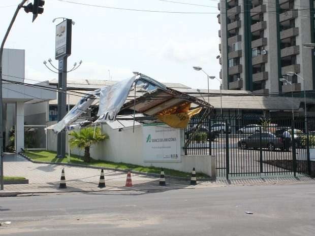 Placa destruída com a força dos ventos na noite desta terça-feira (Foto: Camila Henriques/G1 AM)