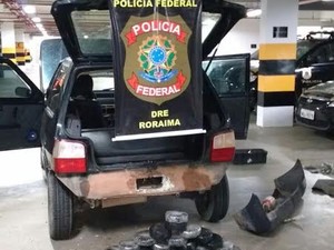 Polícia desmontou carro para encontrar a droga em compartimento oculto (Foto: Divulgação/Polícia Federal)