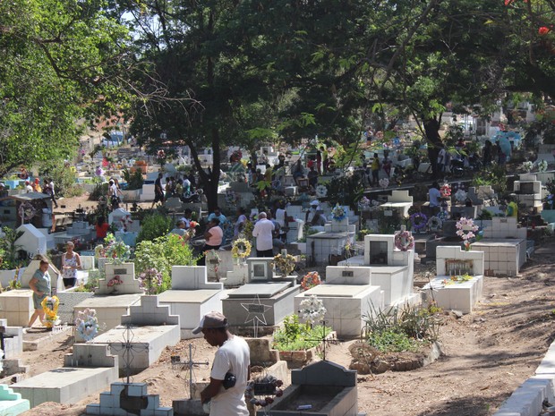 Centenas de pessoas visitaram os cemitérios de Teresina no Dia de Finados (Foto: Catarina Costa/G1 PI)