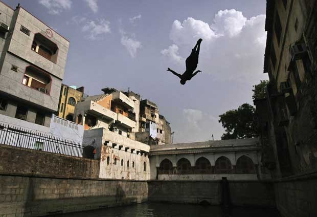 Temperatura alcançou os 45º C em Nova Délhi. (Foto: Adnan Abidi/Reuters)