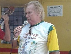 Marinho Chagas, com a camisa do bloco, fez discurso e agradeceu a homenagem (Foto: Divulgação ) Marinho Chagas, com a camisa do bloco, fez discurso e agradeceu a homenagem (Foto: Divulgação )