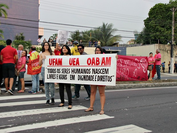 Protesto iniciou por volta das 16h na Avenida Mário Ypiranga (Foto: Indiara Bessa/G1 AM)