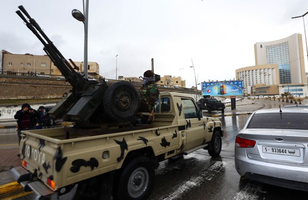 Forças de segurança líbias cercam hotel invadido por jihadistas do Estado Islâmico nesta terça-feira (27) em Tripoli (Foto: Mahmud Turkia/AFP)