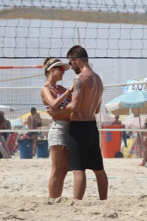 Rodrigo Hilbert e Fernanda Lima namoram na praia (Foto: Fabio Moreno / Photorio News)