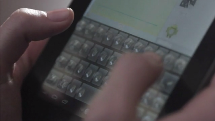 Película projeta botões táteis na tela de celulares e tablets (Foto: Divulgação/Tactus)