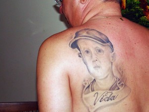  - normando-tatuou-rosto-do-filho-nas-costas