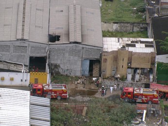 Galpão teve parte dos produtos destruída, no Recife. (Foto: Reprodução / TV Globo)