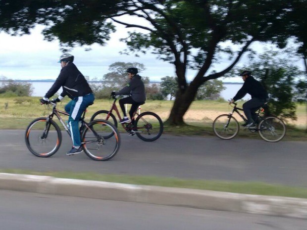Dilma pedala em Porto Alegre (Foto: Dayanne Rodrigues/RBS TV) Dilma pedala em Porto Alegre (Foto: Dayanne Rodrigues/RBS TV)