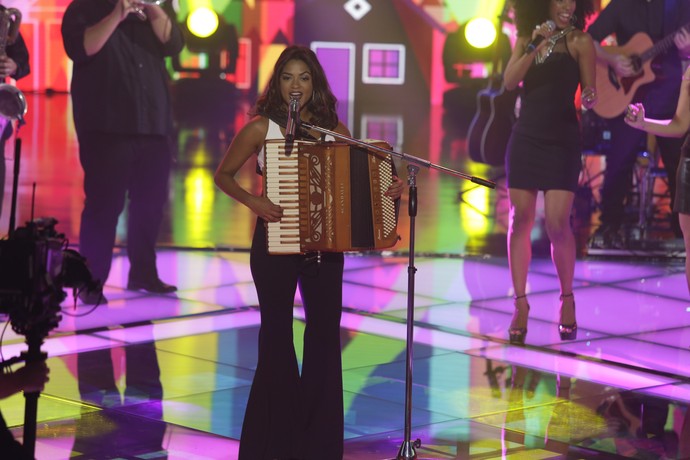 Lucy Alves se apresenta no palco da quinta temporada do The Voice Brasil (Foto: Artur Meninea/Gshow) Lucy Alves se apresenta no palco da quinta temporada do The Voice Brasil (Foto: Artur Meninea/Gshow)