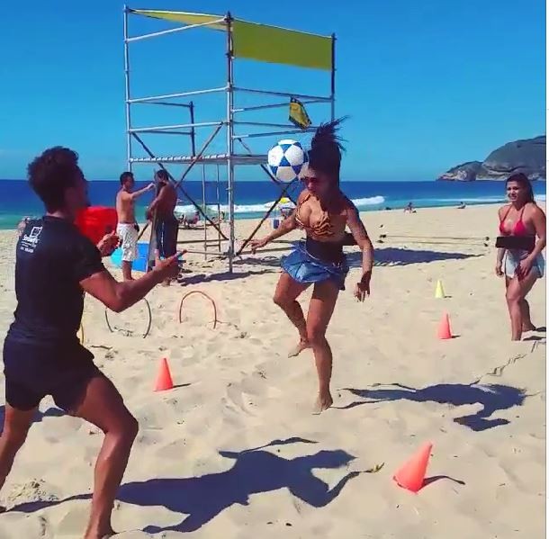 Aline Riscado faz treino na praia (Foto: Reprodução / Instagram)