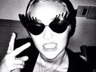 Miley Cyrus posa de óculos divertidos e avisa: 'Novo vídeo em breve'