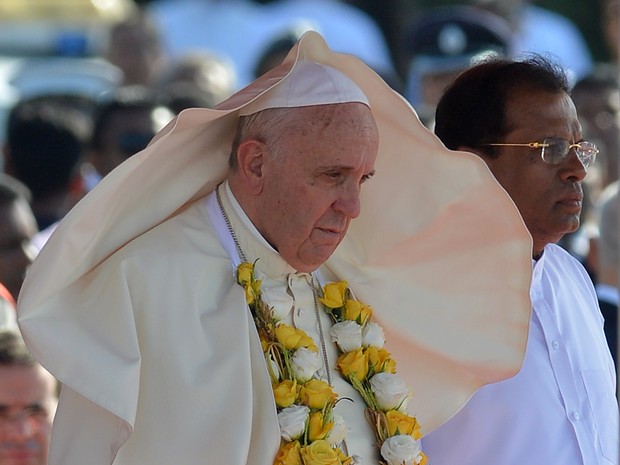 Papa Francisco e o presidente do Sri Lanka, Maithripala Sirisena, durante a cerimônia de boas-vindas no aeroporto internacional de Bandaranaike (Foto: Ishara S.KODIKARA / AFP)