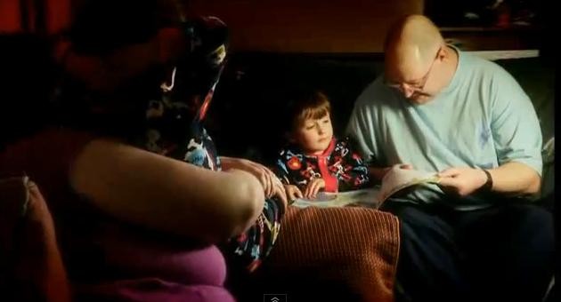 Três meses após a cirurgia, Tibbetts já consegue ler livros para seus dois filhos (Foto: Reprodução Youtube/Warappegov8ek)