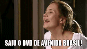 Carminha ficou feliz da vida com a notícia do lançamento do DVD (Foto: TV Globo)