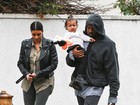Kim Kardashian e Kanye West levam North para festa